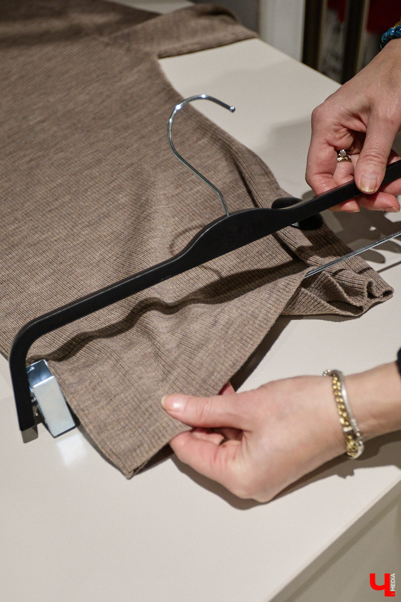 Теплый свитер имеет шанс стать изюминкой любого образа. Модницы и фешен-эксперты давно не считают данный предмет гардероба скучным и не боятся экспериментировать с ним. Владимирский стилист Анна Трубова точно знает, какой актуальный цвет и фасон выбрать в 2026 году, а также как по-новому применить вязаное изделие и чем его дополнить.