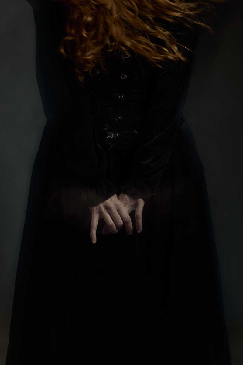 Шар предсказаний Pinterest выдал список трендов на 2026 год. На сей раз никакого минимализма, только яркая индивидуальность, чувственность и когда-то отложенная на дальнюю полку роскошь. Самые интересные тренды уже визуализировали владимирские фотографы, тонко чувствующие настроение публики. Берите на заметку!