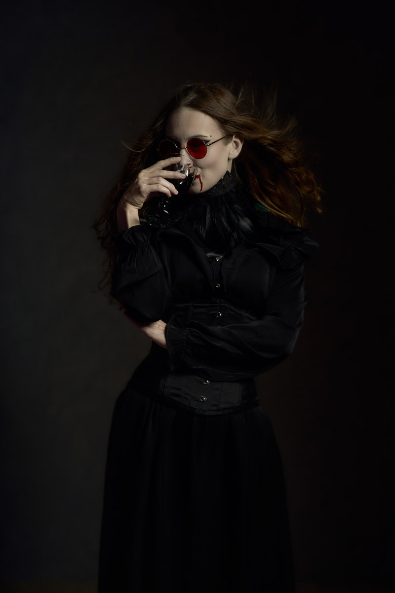 Шар предсказаний Pinterest выдал список трендов на 2026 год. На сей раз никакого минимализма, только яркая индивидуальность, чувственность и когда-то отложенная на дальнюю полку роскошь. Самые интересные тренды уже визуализировали владимирские фотографы, тонко чувствующие настроение публики. Берите на заметку!