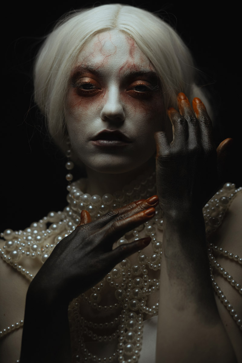 Шар предсказаний Pinterest выдал список трендов на 2026 год. На сей раз никакого минимализма, только яркая индивидуальность, чувственность и когда-то отложенная на дальнюю полку роскошь. Самые интересные тренды уже визуализировали владимирские фотографы, тонко чувствующие настроение публики. Берите на заметку!