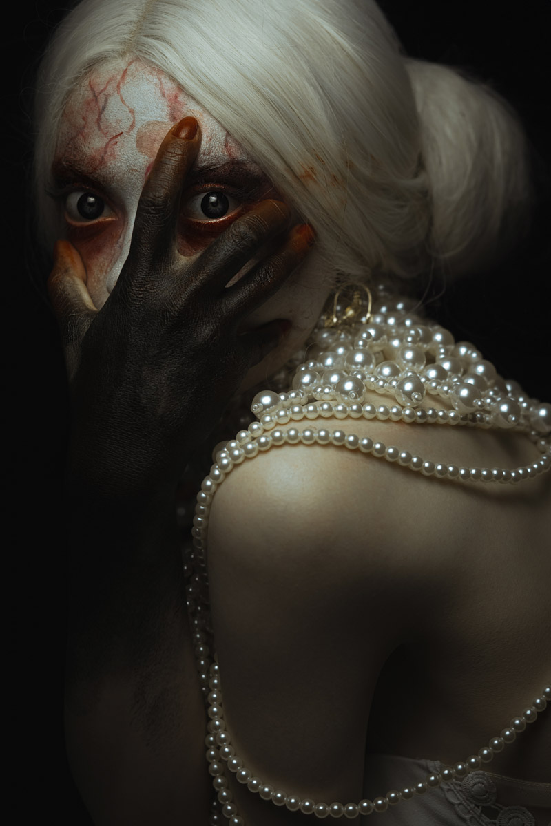 Шар предсказаний Pinterest выдал список трендов на 2026 год. На сей раз никакого минимализма, только яркая индивидуальность, чувственность и когда-то отложенная на дальнюю полку роскошь. Самые интересные тренды уже визуализировали владимирские фотографы, тонко чувствующие настроение публики. Берите на заметку!