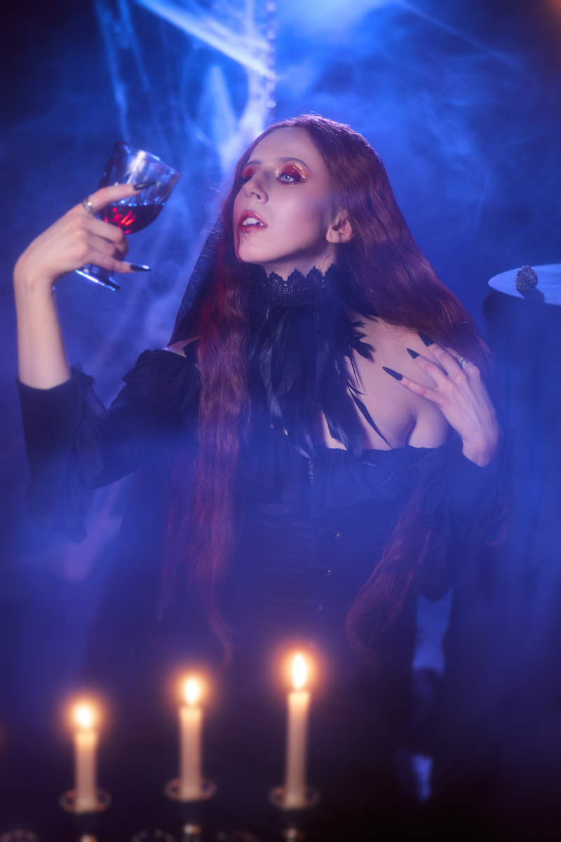 Шар предсказаний Pinterest выдал список трендов на 2026 год. На сей раз никакого минимализма, только яркая индивидуальность, чувственность и когда-то отложенная на дальнюю полку роскошь. Самые интересные тренды уже визуализировали владимирские фотографы, тонко чувствующие настроение публики. Берите на заметку!