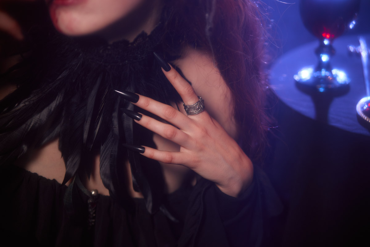 Шар предсказаний Pinterest выдал список трендов на 2026 год. На сей раз никакого минимализма, только яркая индивидуальность, чувственность и когда-то отложенная на дальнюю полку роскошь. Самые интересные тренды уже визуализировали владимирские фотографы, тонко чувствующие настроение публики. Берите на заметку!