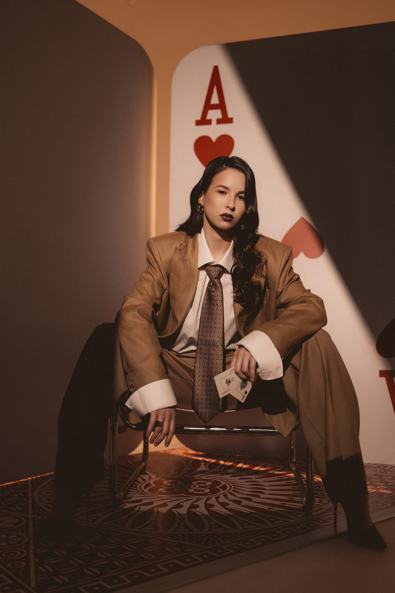 Шар предсказаний Pinterest выдал список трендов на 2026 год. На сей раз никакого минимализма, только яркая индивидуальность, чувственность и когда-то отложенная на дальнюю полку роскошь. Самые интересные тренды уже визуализировали владимирские фотографы, тонко чувствующие настроение публики. Берите на заметку!