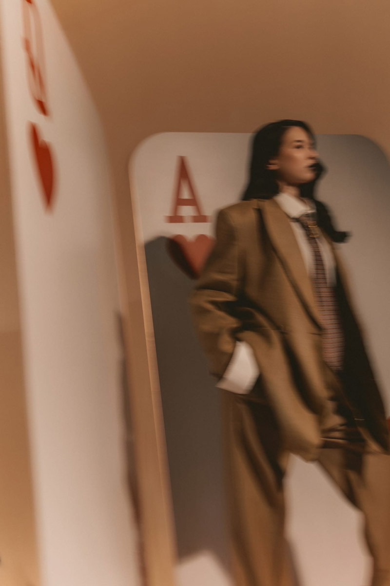 Шар предсказаний Pinterest выдал список трендов на 2026 год. На сей раз никакого минимализма, только яркая индивидуальность, чувственность и когда-то отложенная на дальнюю полку роскошь. Самые интересные тренды уже визуализировали владимирские фотографы, тонко чувствующие настроение публики. Берите на заметку!