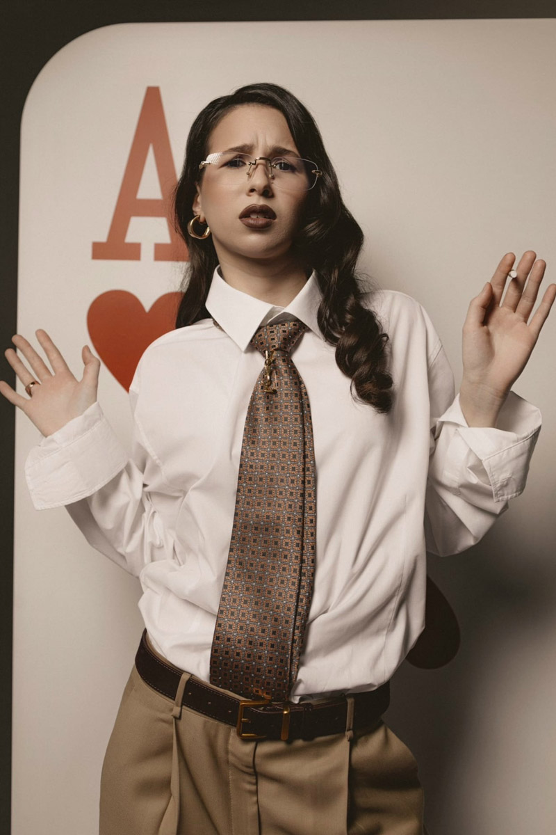 Шар предсказаний Pinterest выдал список трендов на 2026 год. На сей раз никакого минимализма, только яркая индивидуальность, чувственность и когда-то отложенная на дальнюю полку роскошь. Самые интересные тренды уже визуализировали владимирские фотографы, тонко чувствующие настроение публики. Берите на заметку!