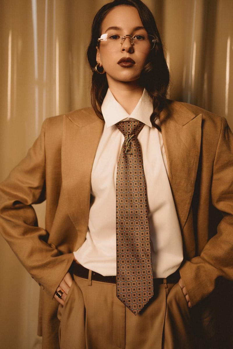 Шар предсказаний Pinterest выдал список трендов на 2026 год. На сей раз никакого минимализма, только яркая индивидуальность, чувственность и когда-то отложенная на дальнюю полку роскошь. Самые интересные тренды уже визуализировали владимирские фотографы, тонко чувствующие настроение публики. Берите на заметку!