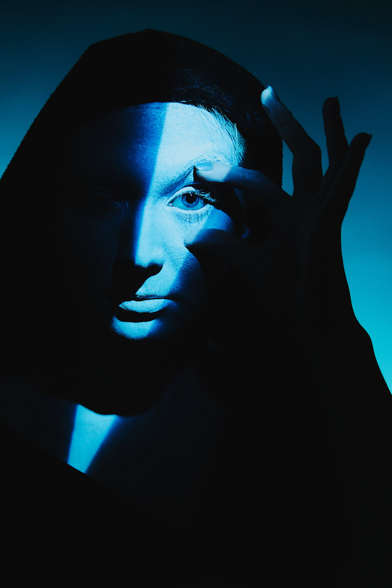 Шар предсказаний Pinterest выдал список трендов на 2026 год. На сей раз никакого минимализма, только яркая индивидуальность, чувственность и когда-то отложенная на дальнюю полку роскошь. Самые интересные тренды уже визуализировали владимирские фотографы, тонко чувствующие настроение публики. Берите на заметку!