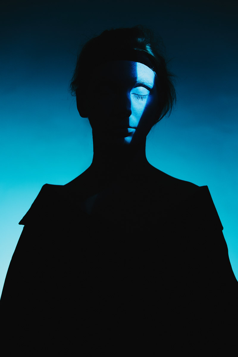 Шар предсказаний Pinterest выдал список трендов на 2026 год. На сей раз никакого минимализма, только яркая индивидуальность, чувственность и когда-то отложенная на дальнюю полку роскошь. Самые интересные тренды уже визуализировали владимирские фотографы, тонко чувствующие настроение публики. Берите на заметку!