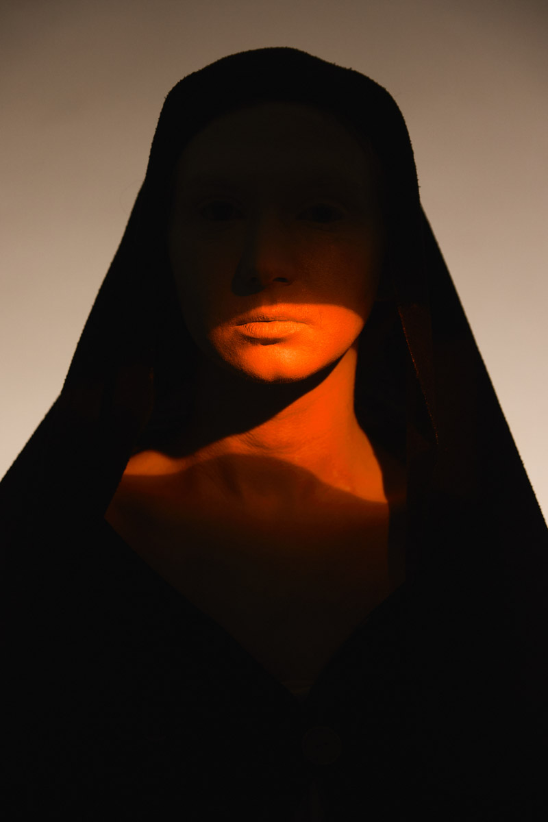 Шар предсказаний Pinterest выдал список трендов на 2026 год. На сей раз никакого минимализма, только яркая индивидуальность, чувственность и когда-то отложенная на дальнюю полку роскошь. Самые интересные тренды уже визуализировали владимирские фотографы, тонко чувствующие настроение публики. Берите на заметку!