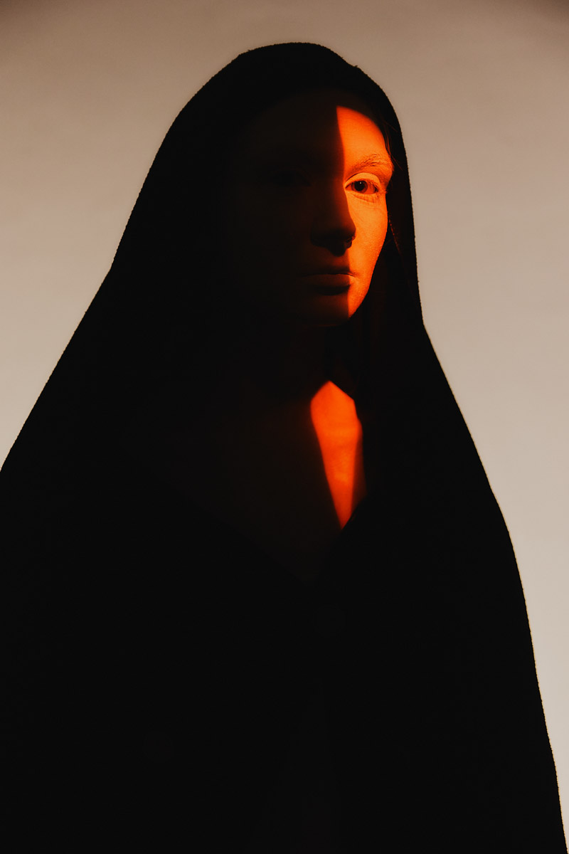 Шар предсказаний Pinterest выдал список трендов на 2026 год. На сей раз никакого минимализма, только яркая индивидуальность, чувственность и когда-то отложенная на дальнюю полку роскошь. Самые интересные тренды уже визуализировали владимирские фотографы, тонко чувствующие настроение публики. Берите на заметку!