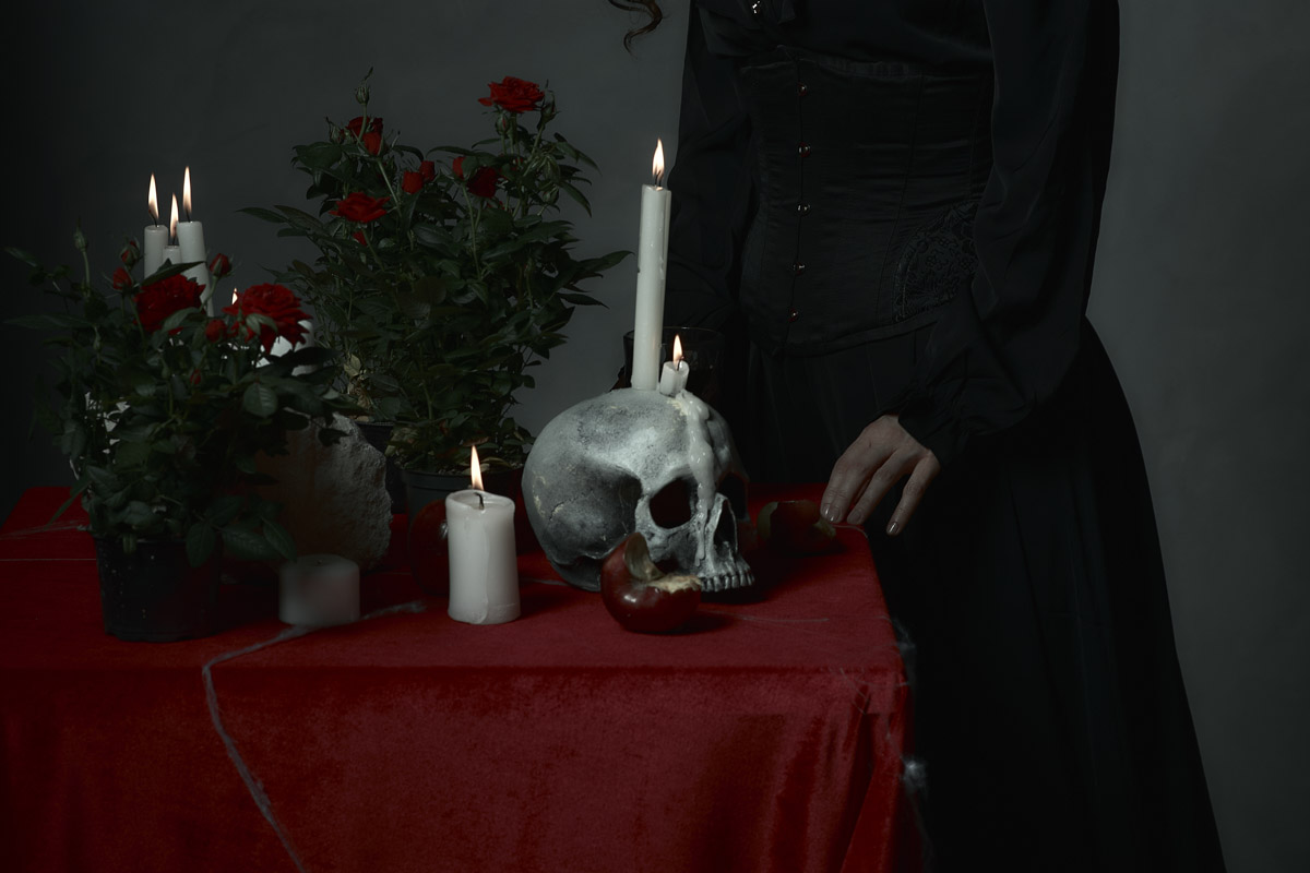 Шар предсказаний Pinterest выдал список трендов на 2026 год. На сей раз никакого минимализма, только яркая индивидуальность, чувственность и когда-то отложенная на дальнюю полку роскошь. Самые интересные тренды уже визуализировали владимирские фотографы, тонко чувствующие настроение публики. Берите на заметку!