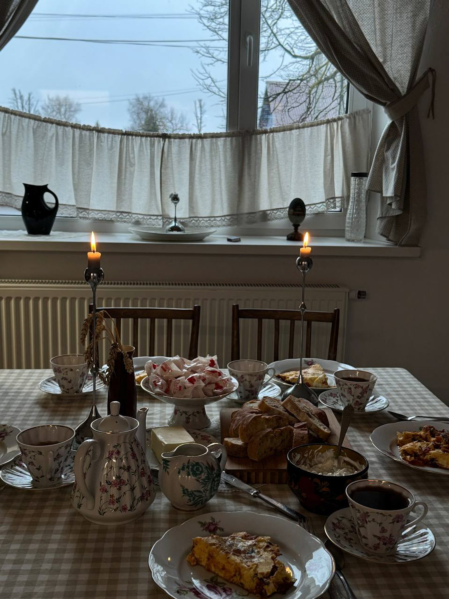 Больше полугода назад звезда сериала «Доктор Преображенский» Ирина Савакова вернулась в родной Суздаль. Последние 14 лет актриса жила и работала в столице, поэтому ее камбэк заинтересовал «Ключ-Медиа». В интервью наша героиня рассказала, связан ли он с разводом и как она устроилась с маленьким ребенком в провинции.