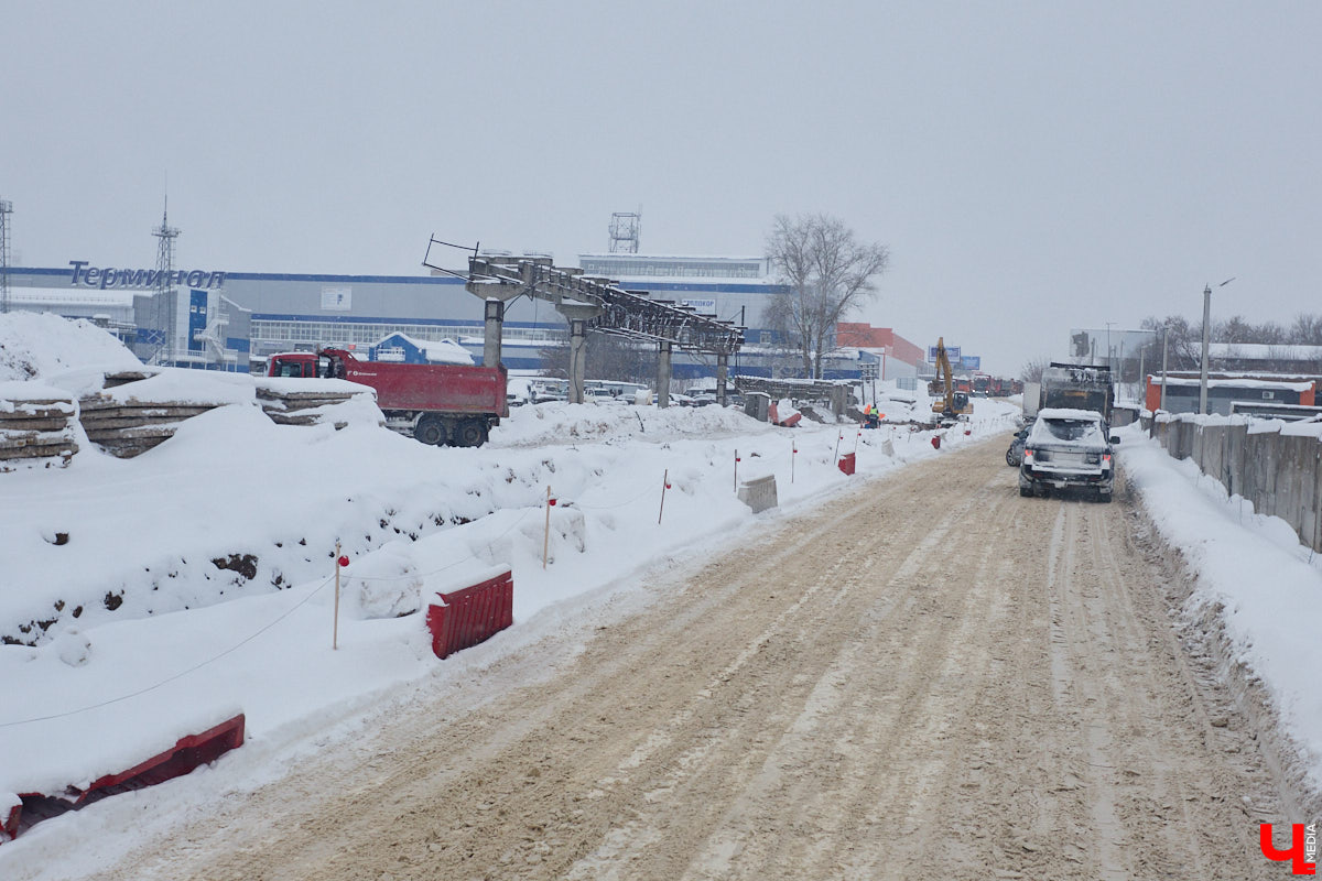 На этой неделе автовладельцев сводят с ума ремонт и ямы на дорогах. На Южном объезде разбирают путепроводы, и водители снова коротают время в километровых пробках, а новая трасса «Владимир — Суздаль» не прошла проверку первой по-настоящему снежной и морозной зимой. Эти и другие новости в нашем дорожном обзоре.