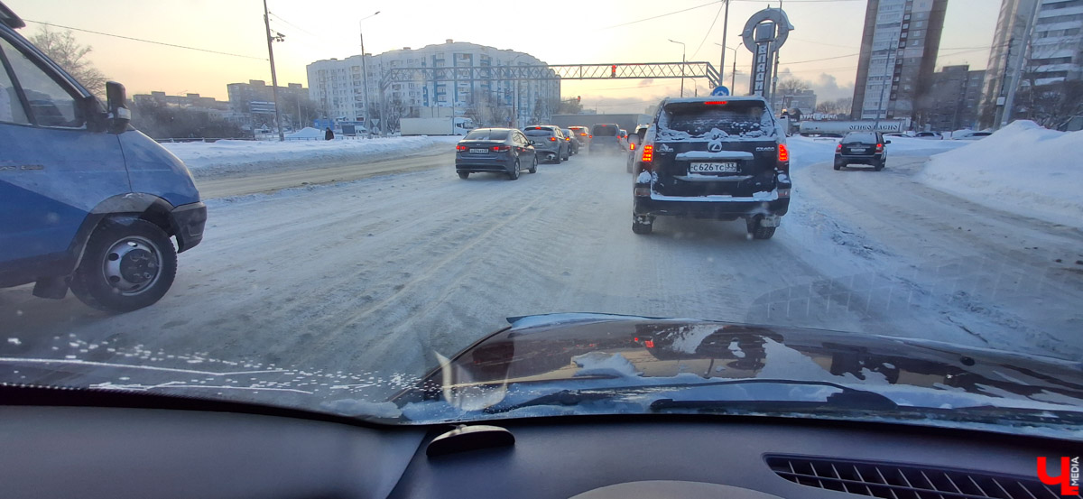 На этой неделе автовладельцев сводят с ума ремонт и ямы на дорогах. На Южном объезде разбирают путепроводы, и водители снова коротают время в километровых пробках, а новая трасса «Владимир — Суздаль» не прошла проверку первой по-настоящему снежной и морозной зимой. Эти и другие новости в нашем дорожном обзоре.