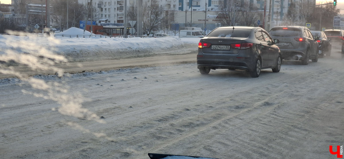 На этой неделе автовладельцев сводят с ума ремонт и ямы на дорогах. На Южном объезде разбирают путепроводы, и водители снова коротают время в километровых пробках, а новая трасса «Владимир — Суздаль» не прошла проверку первой по-настоящему снежной и морозной зимой. Эти и другие новости в нашем дорожном обзоре.