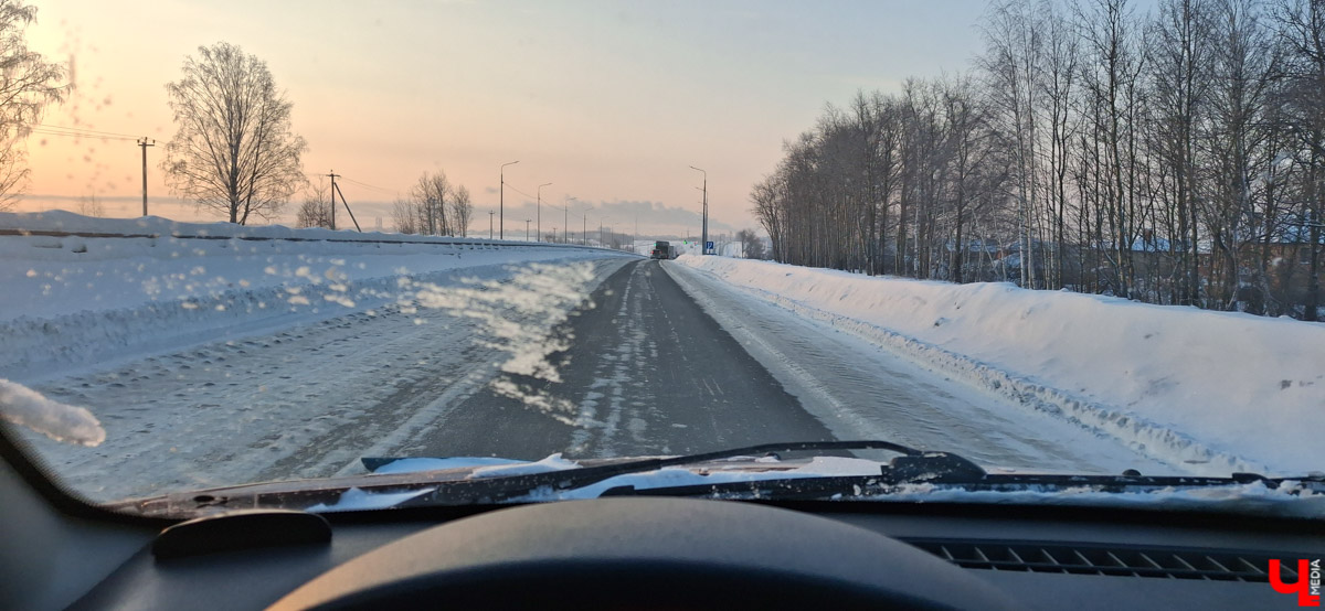 На этой неделе автовладельцев сводят с ума ремонт и ямы на дорогах. На Южном объезде разбирают путепроводы, и водители снова коротают время в километровых пробках, а новая трасса «Владимир — Суздаль» не прошла проверку первой по-настоящему снежной и морозной зимой. Эти и другие новости в нашем дорожном обзоре.
