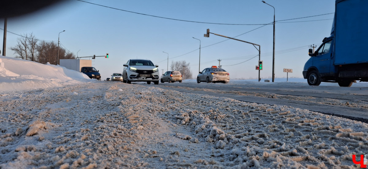 На этой неделе автовладельцев сводят с ума ремонт и ямы на дорогах. На Южном объезде разбирают путепроводы, и водители снова коротают время в километровых пробках, а новая трасса «Владимир — Суздаль» не прошла проверку первой по-настоящему снежной и морозной зимой. Эти и другие новости в нашем дорожном обзоре.