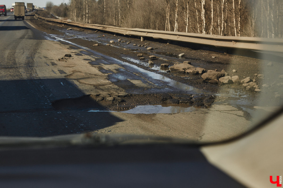На этой неделе автовладельцев сводят с ума ремонт и ямы на дорогах. На Южном объезде разбирают путепроводы, и водители снова коротают время в километровых пробках, а новая трасса «Владимир — Суздаль» не прошла проверку первой по-настоящему снежной и морозной зимой. Эти и другие новости в нашем дорожном обзоре.