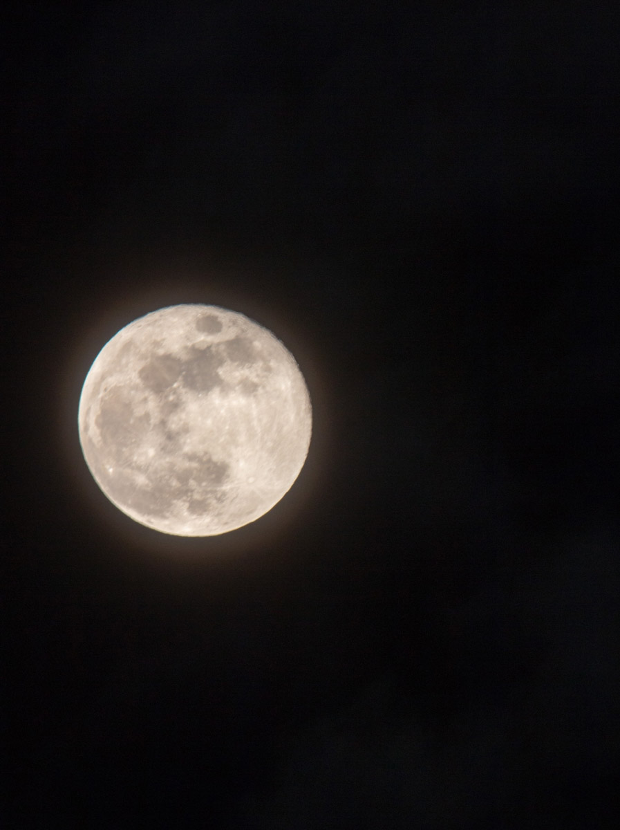 Сразу четыре ночных светила смогли запечатлеть жители Владимирской области. Что это — оптический обман или уникальное природное явление? Обсудили с очевидцами и экспертами по съемке космических тел.