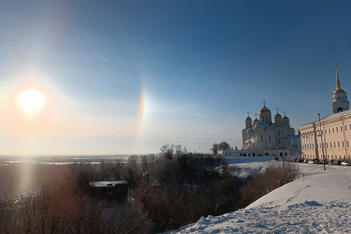 Сразу четыре ночных светила смогли запечатлеть жители Владимирской области. Что это — оптический обман или уникальное природное явление? Обсудили с очевидцами и экспертами по съемке космических тел.