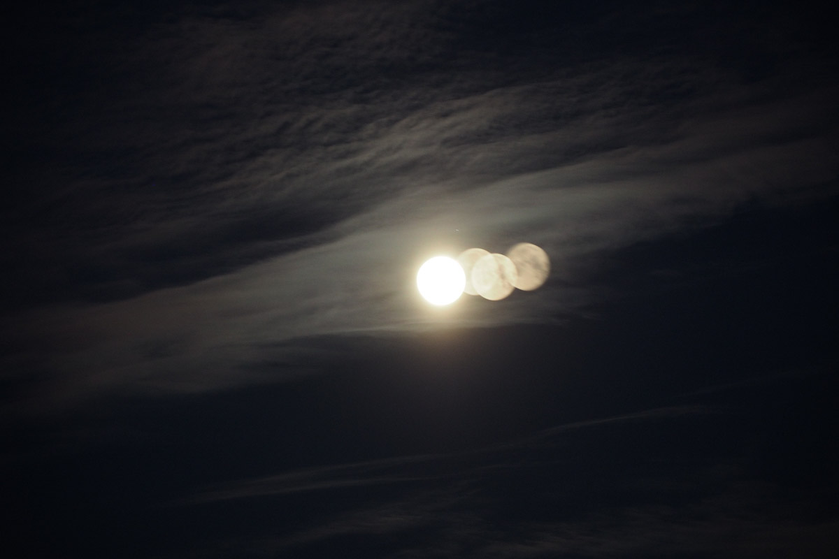 Сразу четыре ночных светила смогли запечатлеть жители Владимирской области. Что это — оптический обман или уникальное природное явление? Обсудили с очевидцами и экспертами по съемке космических тел.