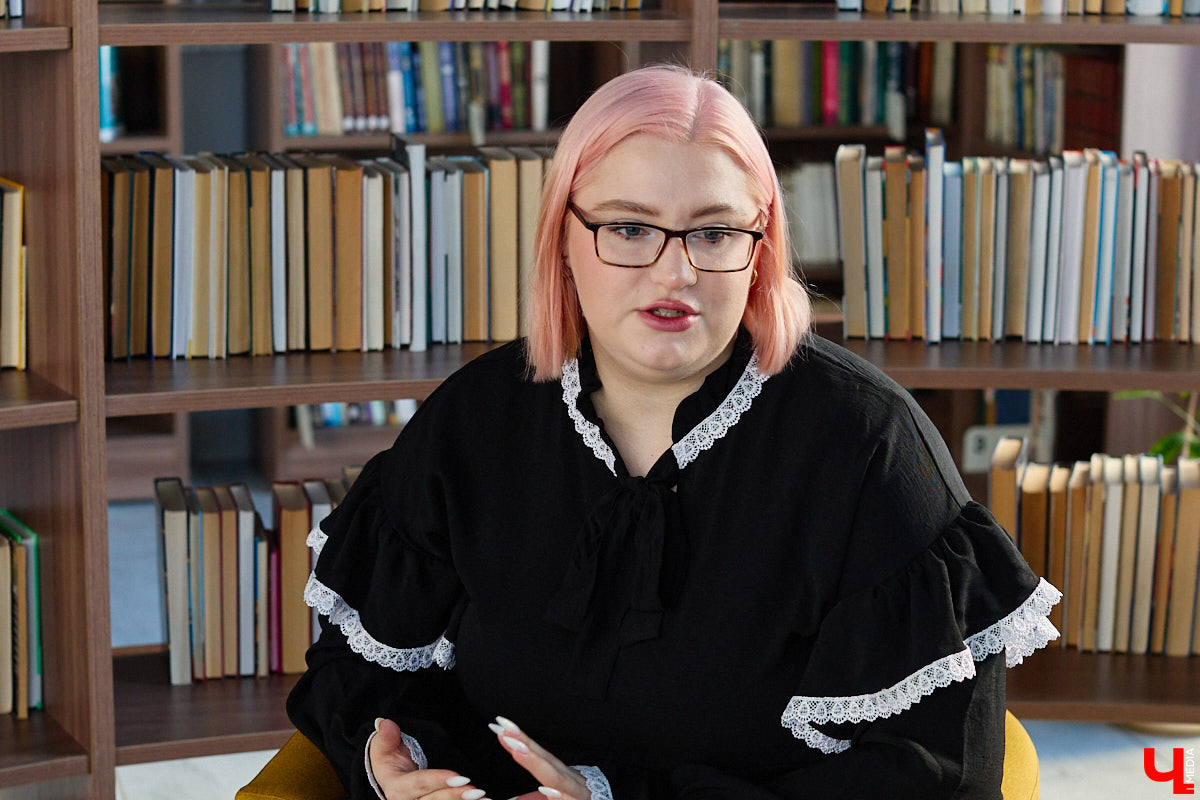 Эвелина Круглова оказалась в ситуации, которой не пожелаешь и врагу. В один момент активная девушка превратилась в затворницу. Украли ее лучшие годы тревожность и панические атаки. Блогер из Владимира не только лишилась возможности заниматься привычными делами, но и получила серьезные побочки из-за огрехов в лечении. В личной беседе она поведала историю, способную коснуться каждого.