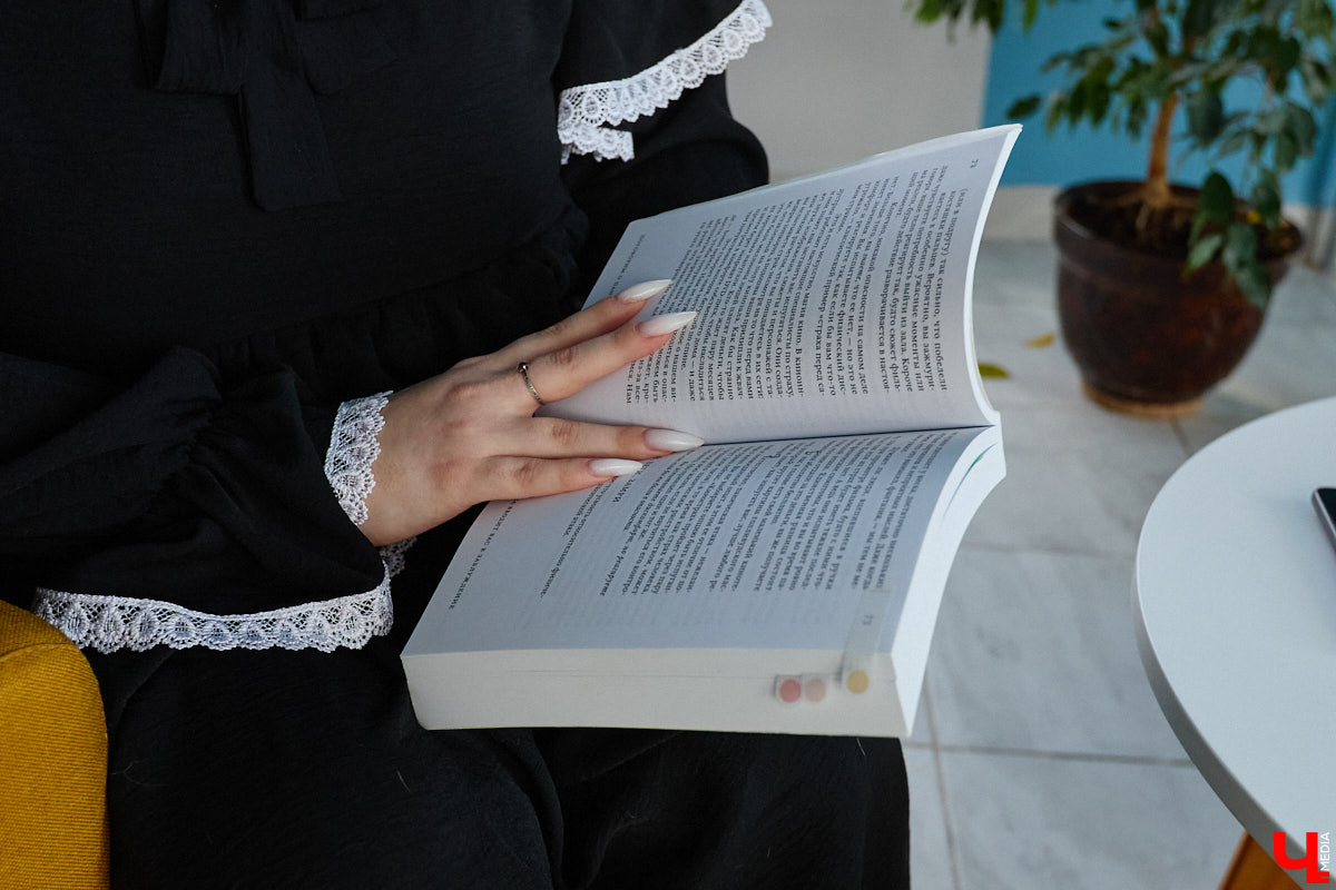 Эвелина Круглова оказалась в ситуации, которой не пожелаешь и врагу. В один момент активная девушка превратилась в затворницу. Украли ее лучшие годы тревожность и панические атаки. Блогер из Владимира не только лишилась возможности заниматься привычными делами, но и получила серьезные побочки из-за огрехов в лечении. В личной беседе она поведала историю, способную коснуться каждого.