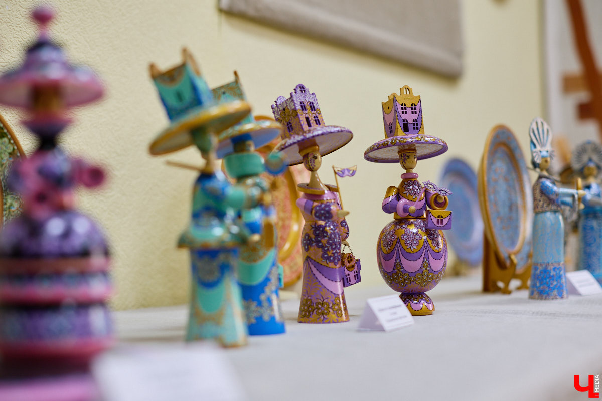 Листочек, цветочек, травка — из этих трех миниатюрных элементов по принципу калейдоскопа плетутся диковинные узоры. Точнее, они появляются, как в сказке, из-под кисти умелой художницы. «Тумановскую» роспись сравнивают с кружевом или бисероплетением, настолько тонкий получается орнамент, будто сама природа выплеснула на деревянное полотно свою сдержанную палитру. Примеры удивительной красоты работы ищите на нашем сайте.