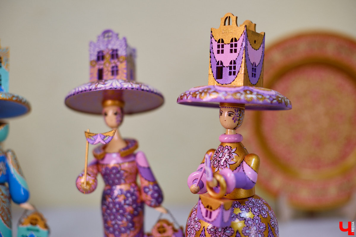 Листочек, цветочек, травка — из этих трех миниатюрных элементов по принципу калейдоскопа плетутся диковинные узоры. Точнее, они появляются, как в сказке, из-под кисти умелой художницы. «Тумановскую» роспись сравнивают с кружевом или бисероплетением, настолько тонкий получается орнамент, будто сама природа выплеснула на деревянное полотно свою сдержанную палитру. Примеры удивительной красоты работы ищите на нашем сайте.