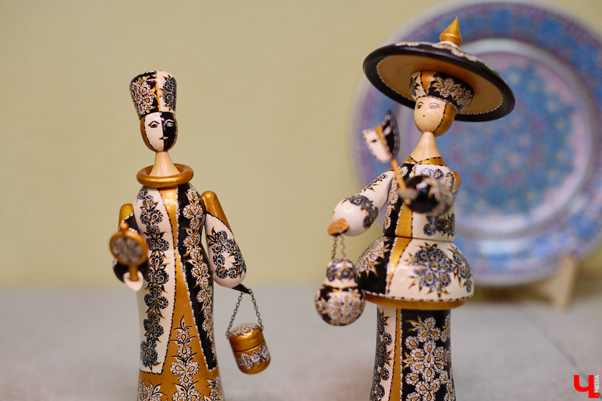 Листочек, цветочек, травка — из этих трех миниатюрных элементов по принципу калейдоскопа плетутся диковинные узоры. Точнее, они появляются, как в сказке, из-под кисти умелой художницы. «Тумановскую» роспись сравнивают с кружевом или бисероплетением, настолько тонкий получается орнамент, будто сама природа выплеснула на деревянное полотно свою сдержанную палитру. Примеры удивительной красоты работы ищите на нашем сайте.