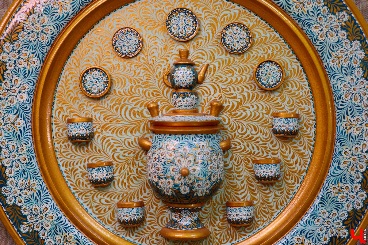 Листочек, цветочек, травка — из этих трех миниатюрных элементов по принципу калейдоскопа плетутся диковинные узоры. Точнее, они появляются, как в сказке, из-под кисти умелой художницы. «Тумановскую» роспись сравнивают с кружевом или бисероплетением, настолько тонкий получается орнамент, будто сама природа выплеснула на деревянное полотно свою сдержанную палитру. Примеры удивительной красоты работы ищите на нашем сайте.