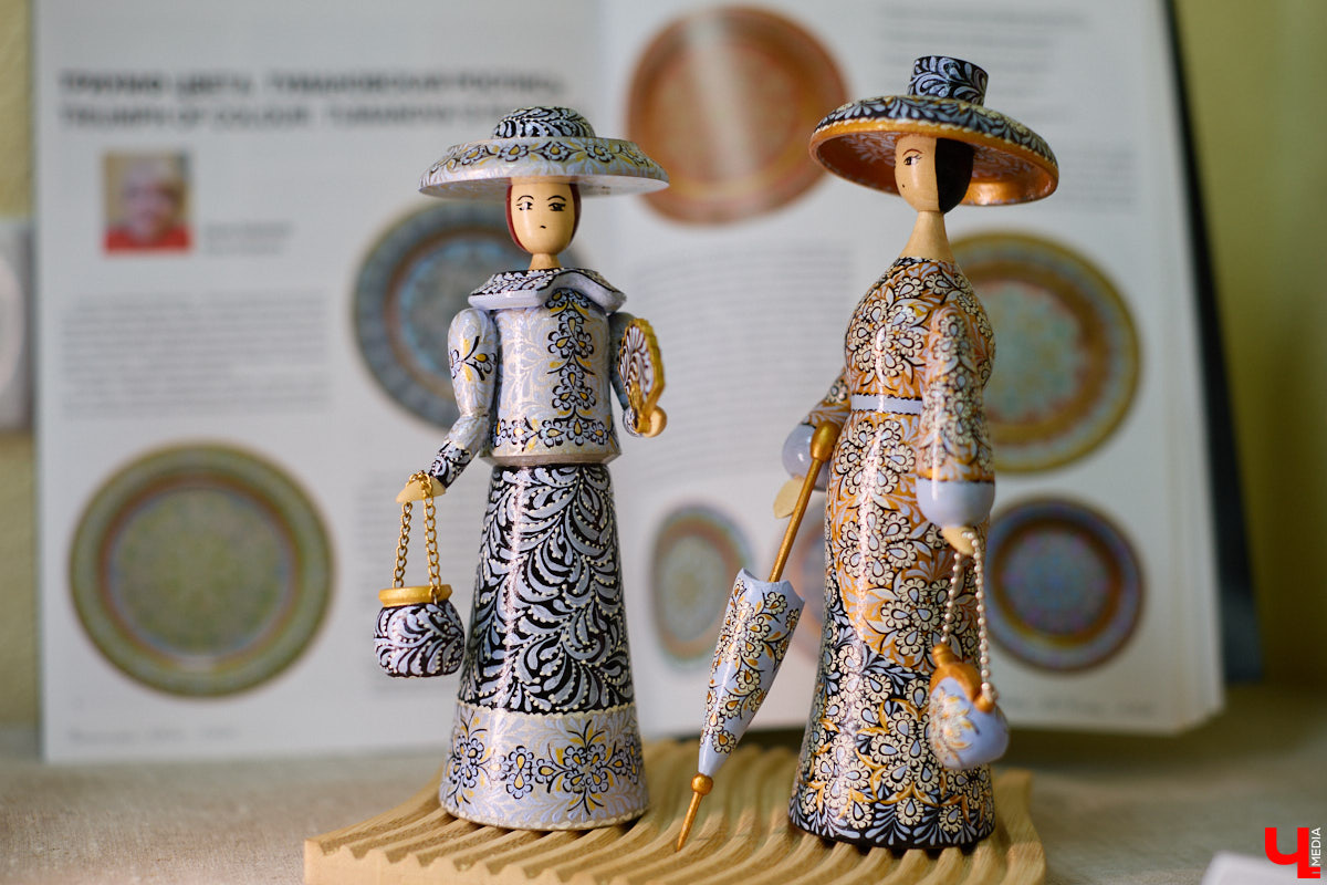 Листочек, цветочек, травка — из этих трех миниатюрных элементов по принципу калейдоскопа плетутся диковинные узоры. Точнее, они появляются, как в сказке, из-под кисти умелой художницы. «Тумановскую» роспись сравнивают с кружевом или бисероплетением, настолько тонкий получается орнамент, будто сама природа выплеснула на деревянное полотно свою сдержанную палитру. Примеры удивительной красоты работы ищите на нашем сайте.