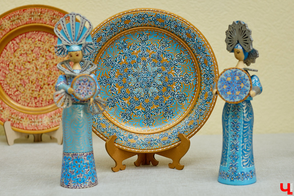 Листочек, цветочек, травка — из этих трех миниатюрных элементов по принципу калейдоскопа плетутся диковинные узоры. Точнее, они появляются, как в сказке, из-под кисти умелой художницы. «Тумановскую» роспись сравнивают с кружевом или бисероплетением, настолько тонкий получается орнамент, будто сама природа выплеснула на деревянное полотно свою сдержанную палитру. Примеры удивительной красоты работы ищите на нашем сайте.