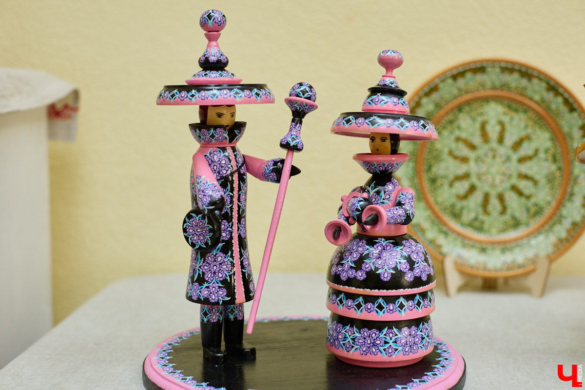 Листочек, цветочек, травка — из этих трех миниатюрных элементов по принципу калейдоскопа плетутся диковинные узоры. Точнее, они появляются, как в сказке, из-под кисти умелой художницы. «Тумановскую» роспись сравнивают с кружевом или бисероплетением, настолько тонкий получается орнамент, будто сама природа выплеснула на деревянное полотно свою сдержанную палитру. Примеры удивительной красоты работы ищите на нашем сайте.