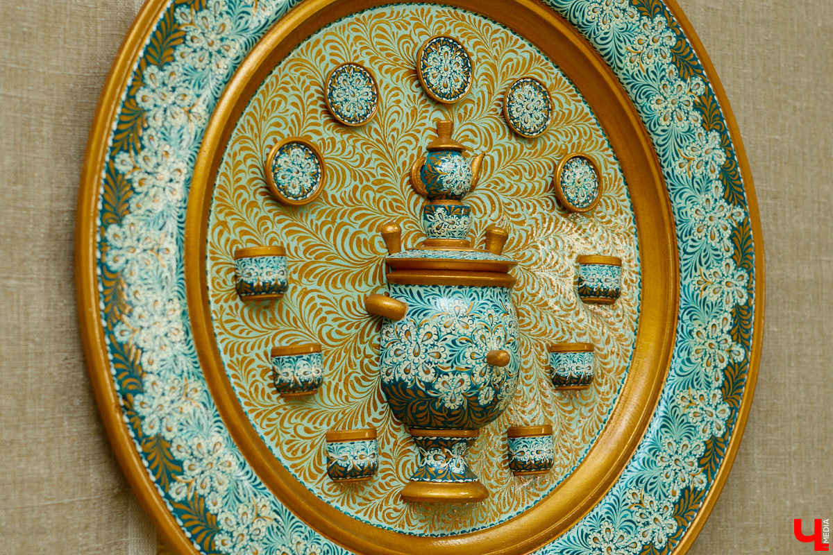 Листочек, цветочек, травка — из этих трех миниатюрных элементов по принципу калейдоскопа плетутся диковинные узоры. Точнее, они появляются, как в сказке, из-под кисти умелой художницы. «Тумановскую» роспись сравнивают с кружевом или бисероплетением, настолько тонкий получается орнамент, будто сама природа выплеснула на деревянное полотно свою сдержанную палитру. Примеры удивительной красоты работы ищите на нашем сайте.