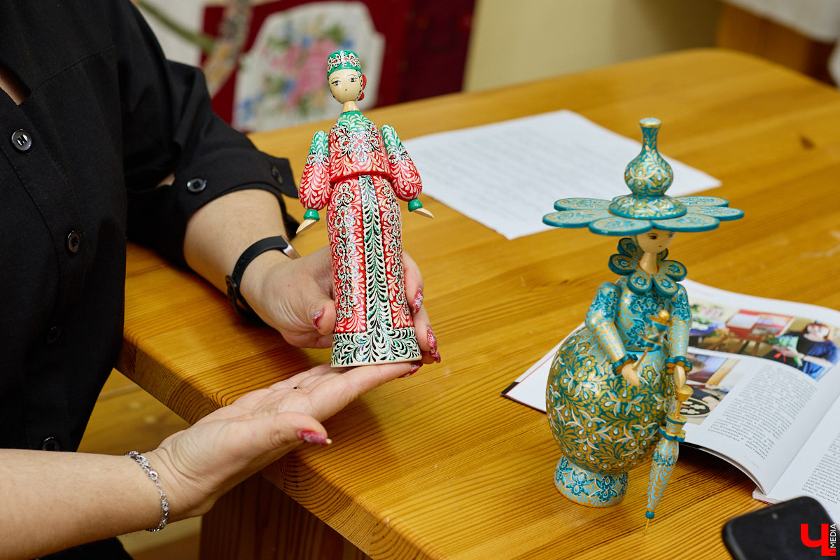 Листочек, цветочек, травка — из этих трех миниатюрных элементов по принципу калейдоскопа плетутся диковинные узоры. Точнее, они появляются, как в сказке, из-под кисти умелой художницы. «Тумановскую» роспись сравнивают с кружевом или бисероплетением, настолько тонкий получается орнамент, будто сама природа выплеснула на деревянное полотно свою сдержанную палитру. Примеры удивительной красоты работы ищите на нашем сайте.