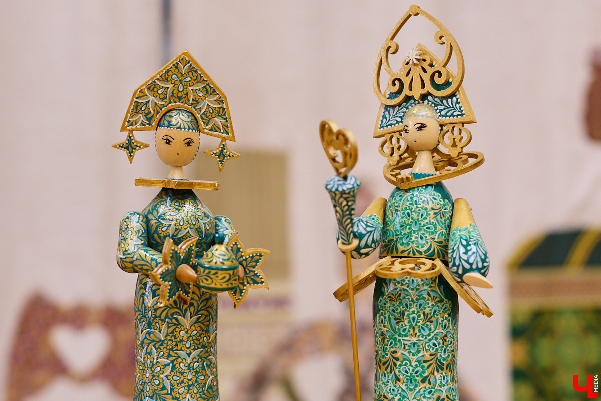 Листочек, цветочек, травка — из этих трех миниатюрных элементов по принципу калейдоскопа плетутся диковинные узоры. Точнее, они появляются, как в сказке, из-под кисти умелой художницы. «Тумановскую» роспись сравнивают с кружевом или бисероплетением, настолько тонкий получается орнамент, будто сама природа выплеснула на деревянное полотно свою сдержанную палитру. Примеры удивительной красоты работы ищите на нашем сайте.