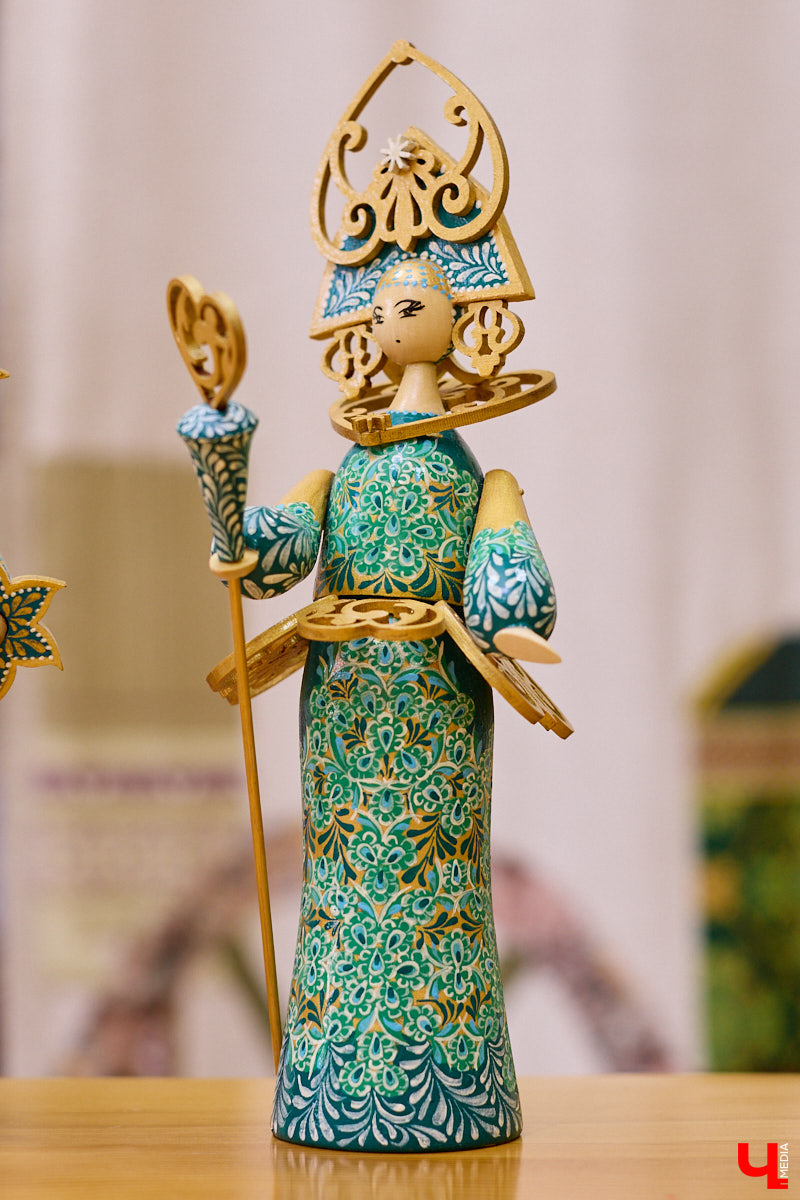 Листочек, цветочек, травка — из этих трех миниатюрных элементов по принципу калейдоскопа плетутся диковинные узоры. Точнее, они появляются, как в сказке, из-под кисти умелой художницы. «Тумановскую» роспись сравнивают с кружевом или бисероплетением, настолько тонкий получается орнамент, будто сама природа выплеснула на деревянное полотно свою сдержанную палитру. Примеры удивительной красоты работы ищите на нашем сайте.