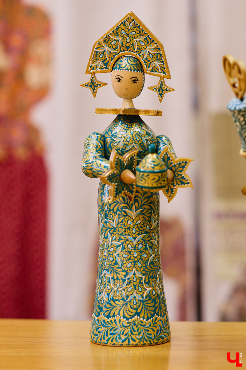 Листочек, цветочек, травка — из этих трех миниатюрных элементов по принципу калейдоскопа плетутся диковинные узоры. Точнее, они появляются, как в сказке, из-под кисти умелой художницы. «Тумановскую» роспись сравнивают с кружевом или бисероплетением, настолько тонкий получается орнамент, будто сама природа выплеснула на деревянное полотно свою сдержанную палитру. Примеры удивительной красоты работы ищите на нашем сайте.