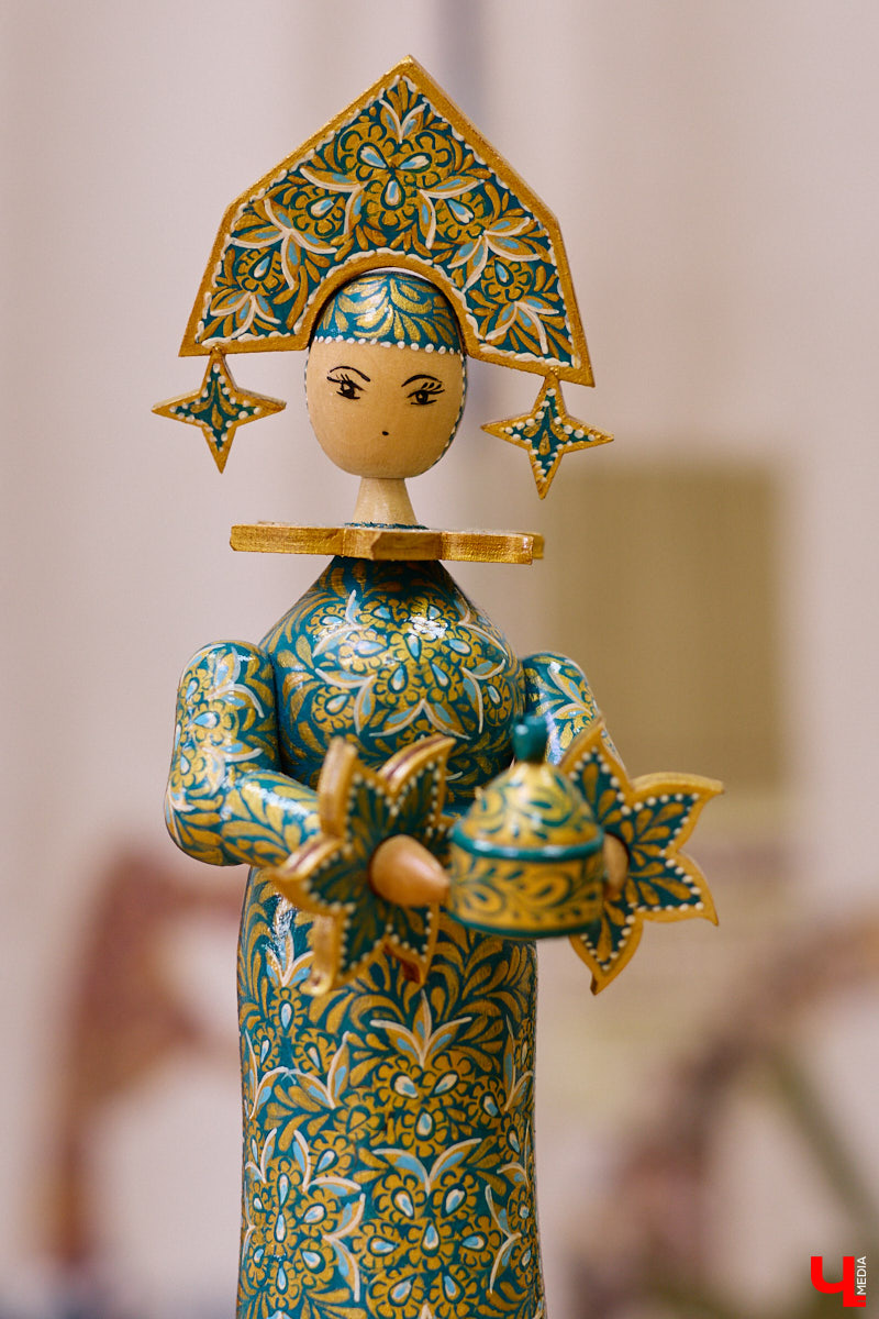 Листочек, цветочек, травка — из этих трех миниатюрных элементов по принципу калейдоскопа плетутся диковинные узоры. Точнее, они появляются, как в сказке, из-под кисти умелой художницы. «Тумановскую» роспись сравнивают с кружевом или бисероплетением, настолько тонкий получается орнамент, будто сама природа выплеснула на деревянное полотно свою сдержанную палитру. Примеры удивительной красоты работы ищите на нашем сайте.