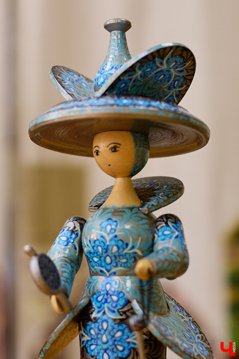 Листочек, цветочек, травка — из этих трех миниатюрных элементов по принципу калейдоскопа плетутся диковинные узоры. Точнее, они появляются, как в сказке, из-под кисти умелой художницы. «Тумановскую» роспись сравнивают с кружевом или бисероплетением, настолько тонкий получается орнамент, будто сама природа выплеснула на деревянное полотно свою сдержанную палитру. Примеры удивительной красоты работы ищите на нашем сайте.