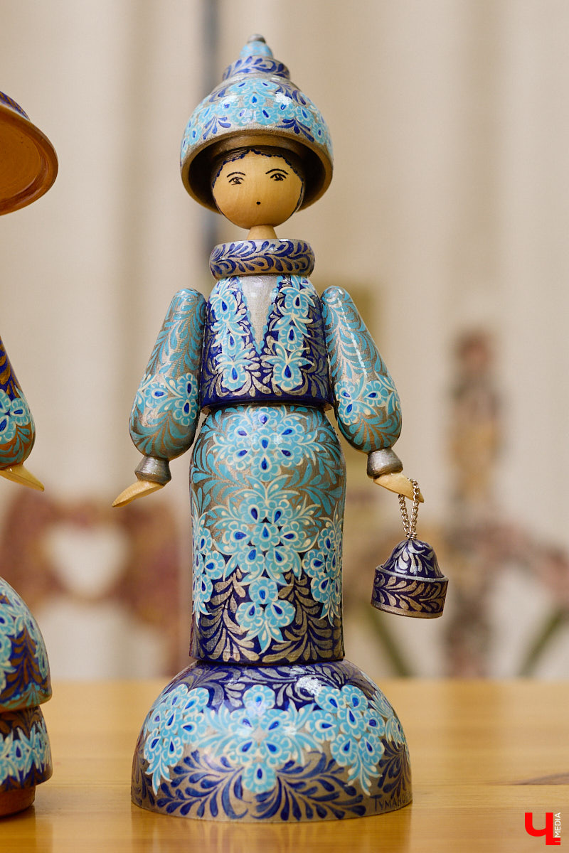 Листочек, цветочек, травка — из этих трех миниатюрных элементов по принципу калейдоскопа плетутся диковинные узоры. Точнее, они появляются, как в сказке, из-под кисти умелой художницы. «Тумановскую» роспись сравнивают с кружевом или бисероплетением, настолько тонкий получается орнамент, будто сама природа выплеснула на деревянное полотно свою сдержанную палитру. Примеры удивительной красоты работы ищите на нашем сайте.