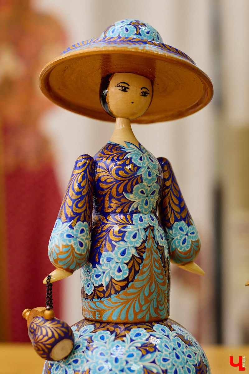 Листочек, цветочек, травка — из этих трех миниатюрных элементов по принципу калейдоскопа плетутся диковинные узоры. Точнее, они появляются, как в сказке, из-под кисти умелой художницы. «Тумановскую» роспись сравнивают с кружевом или бисероплетением, настолько тонкий получается орнамент, будто сама природа выплеснула на деревянное полотно свою сдержанную палитру. Примеры удивительной красоты работы ищите на нашем сайте.