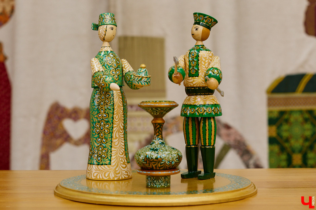 Листочек, цветочек, травка — из этих трех миниатюрных элементов по принципу калейдоскопа плетутся диковинные узоры. Точнее, они появляются, как в сказке, из-под кисти умелой художницы. «Тумановскую» роспись сравнивают с кружевом или бисероплетением, настолько тонкий получается орнамент, будто сама природа выплеснула на деревянное полотно свою сдержанную палитру. Примеры удивительной красоты работы ищите на нашем сайте.