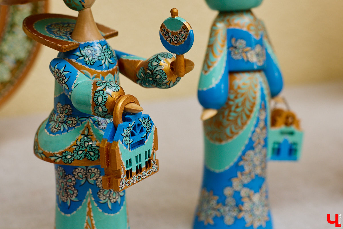 Листочек, цветочек, травка — из этих трех миниатюрных элементов по принципу калейдоскопа плетутся диковинные узоры. Точнее, они появляются, как в сказке, из-под кисти умелой художницы. «Тумановскую» роспись сравнивают с кружевом или бисероплетением, настолько тонкий получается орнамент, будто сама природа выплеснула на деревянное полотно свою сдержанную палитру. Примеры удивительной красоты работы ищите на нашем сайте.