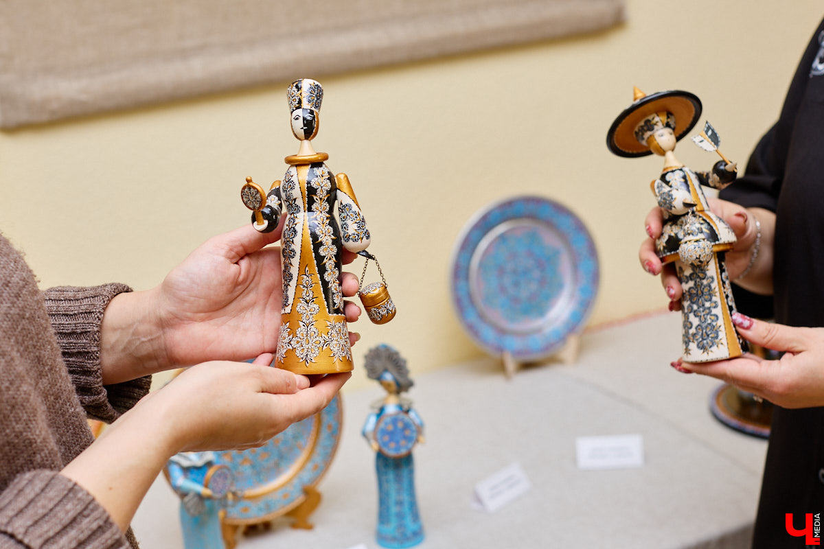 Листочек, цветочек, травка — из этих трех миниатюрных элементов по принципу калейдоскопа плетутся диковинные узоры. Точнее, они появляются, как в сказке, из-под кисти умелой художницы. «Тумановскую» роспись сравнивают с кружевом или бисероплетением, настолько тонкий получается орнамент, будто сама природа выплеснула на деревянное полотно свою сдержанную палитру. Примеры удивительной красоты работы ищите на нашем сайте.