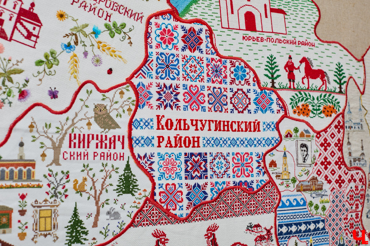 Листочек, цветочек, травка — из этих трех миниатюрных элементов по принципу калейдоскопа плетутся диковинные узоры. Точнее, они появляются, как в сказке, из-под кисти умелой художницы. «Тумановскую» роспись сравнивают с кружевом или бисероплетением, настолько тонкий получается орнамент, будто сама природа выплеснула на деревянное полотно свою сдержанную палитру. Примеры удивительной красоты работы ищите на нашем сайте.