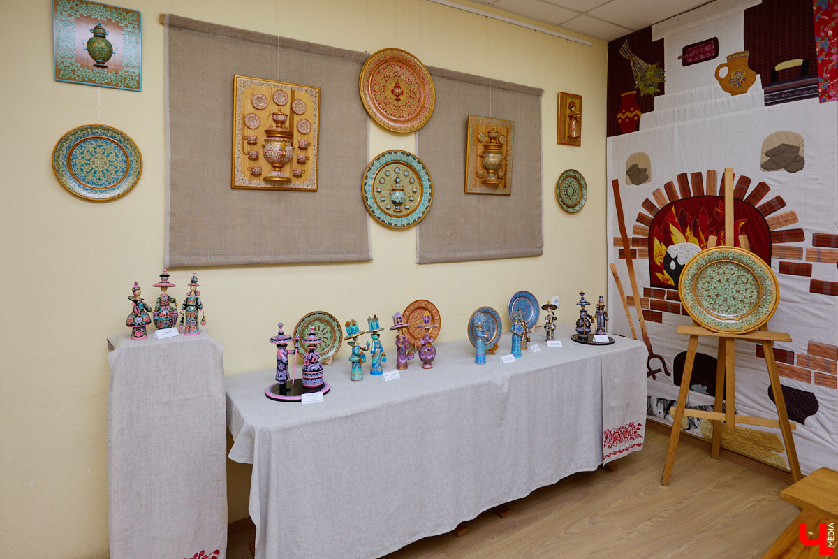 Листочек, цветочек, травка — из этих трех миниатюрных элементов по принципу калейдоскопа плетутся диковинные узоры. Точнее, они появляются, как в сказке, из-под кисти умелой художницы. «Тумановскую» роспись сравнивают с кружевом или бисероплетением, настолько тонкий получается орнамент, будто сама природа выплеснула на деревянное полотно свою сдержанную палитру. Примеры удивительной красоты работы ищите на нашем сайте.