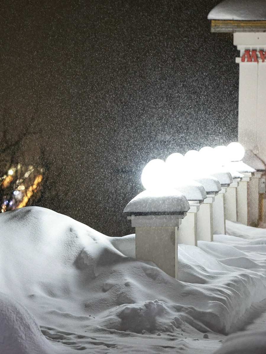 Минувшая и нынешняя зимы выдались аномальными. Но если начало 2025-го запомнилось апрельским вайбом, то старт 2026-го удивил небывалыми сугробами и морозами. Подобная разница не осталась незамеченной — владимирские фотографы поделились с «Ключ-Медиа» сравнительными кадрами двух таких непохожих друг на друга сезонов.